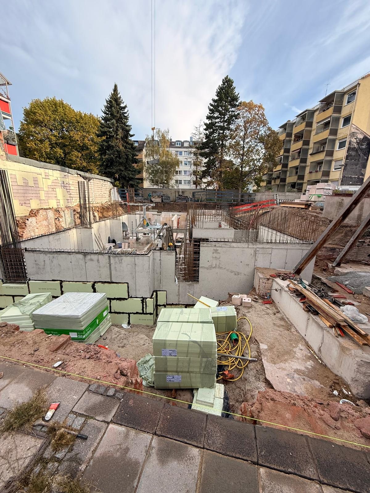 Baustelle im Oktober 2026: Wände des Untergeschosses stehen